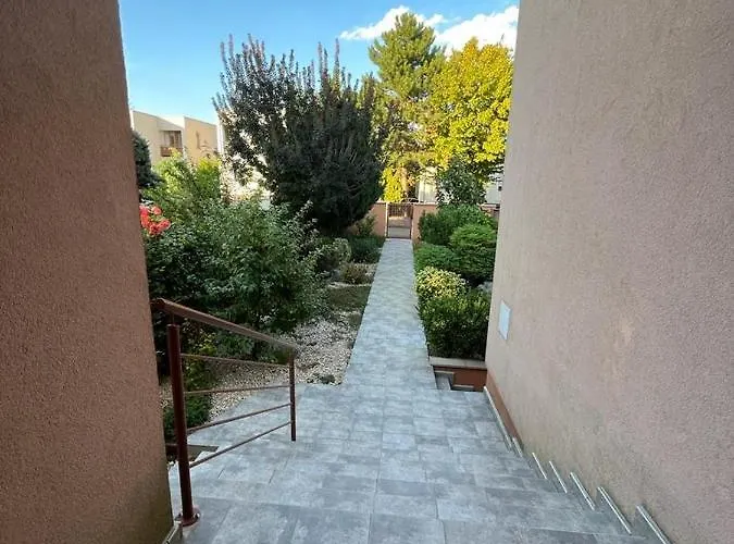 4 Bedroom Elegant, Beautiful And Spacious With A Botanical Garden